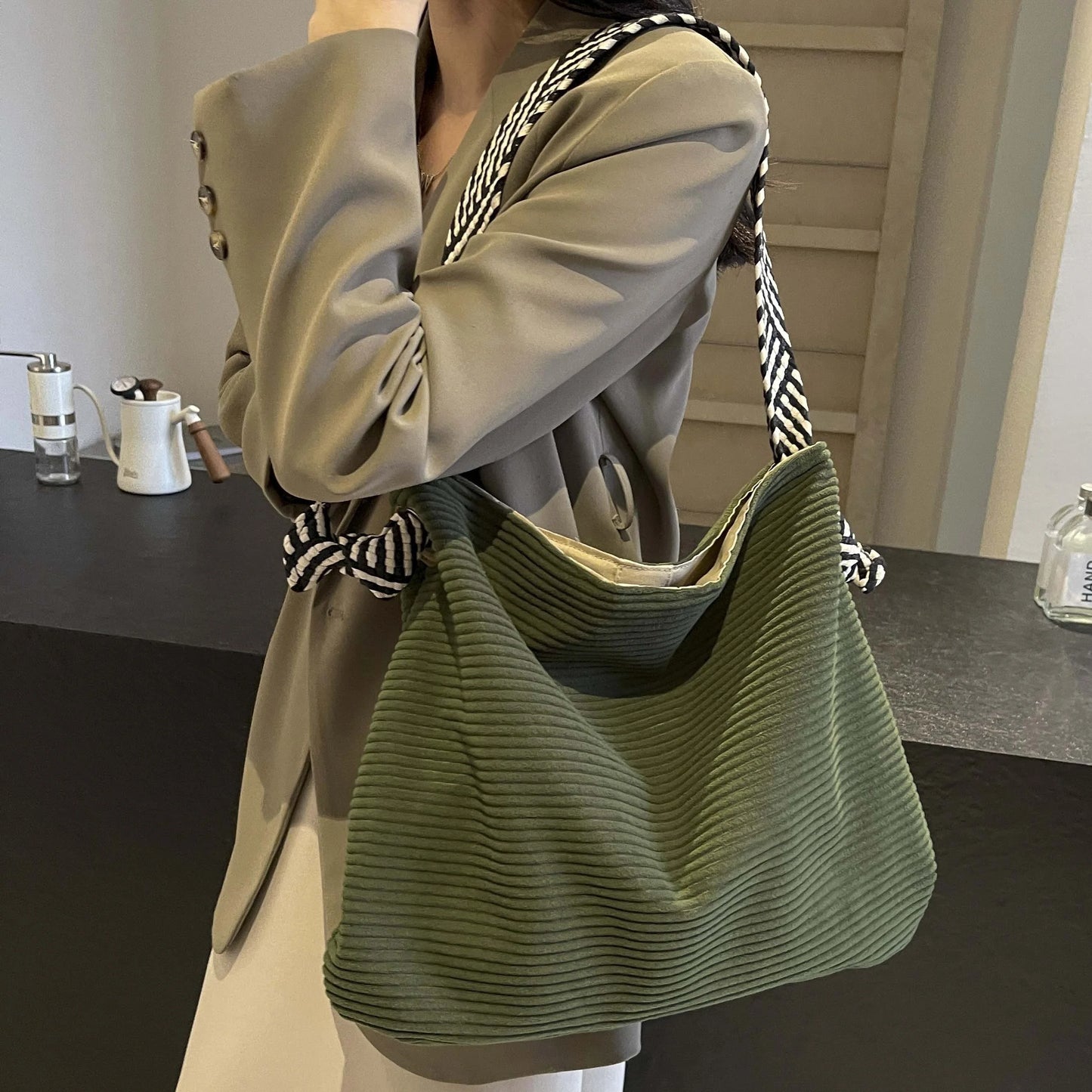 Bolsa Feminina Velvet Premium com Alça Larga Casual Fashion