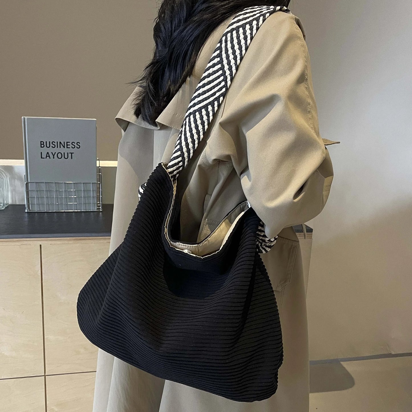 Bolsa Feminina Velvet Premium com Alça Larga Casual Fashion